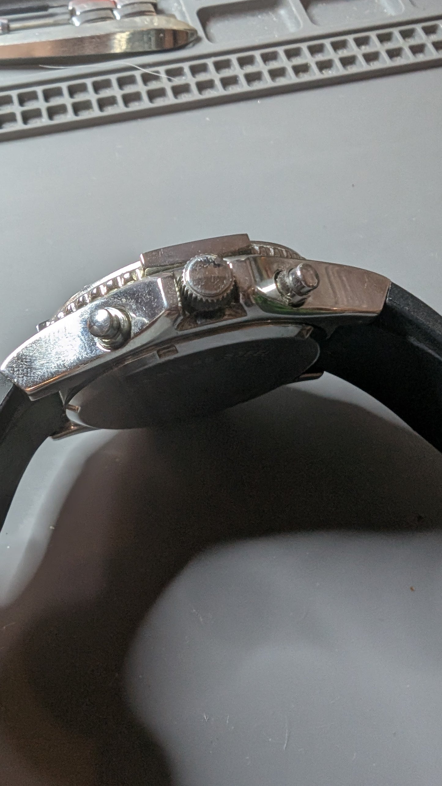 Orvis chronograph diver style watch with silicone diver style band and new battery. Very good condition. Keeps great time.