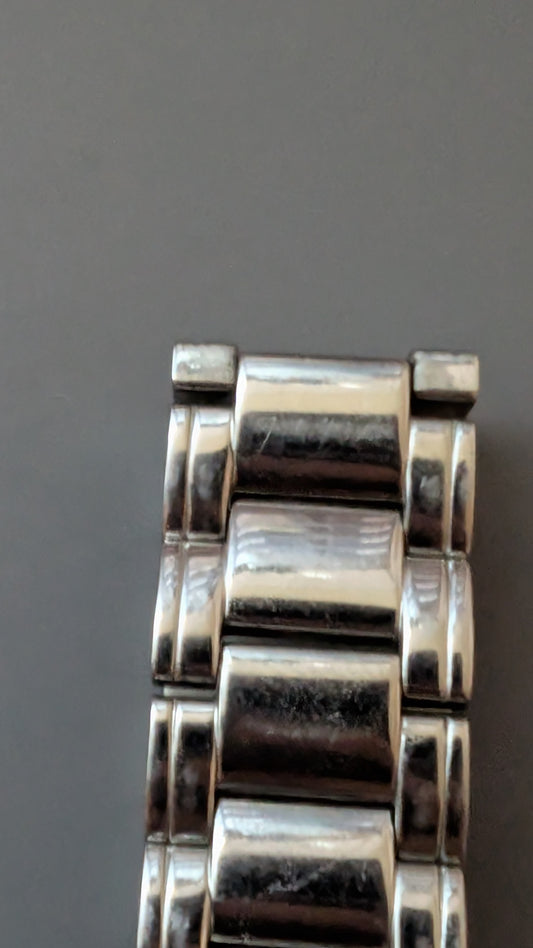 Bulova quartz Diamond watch with new battery and original bracelet band. This is a very beautiful watch that keeps perfect time and is in great condition. Has eight diamonds on dial.