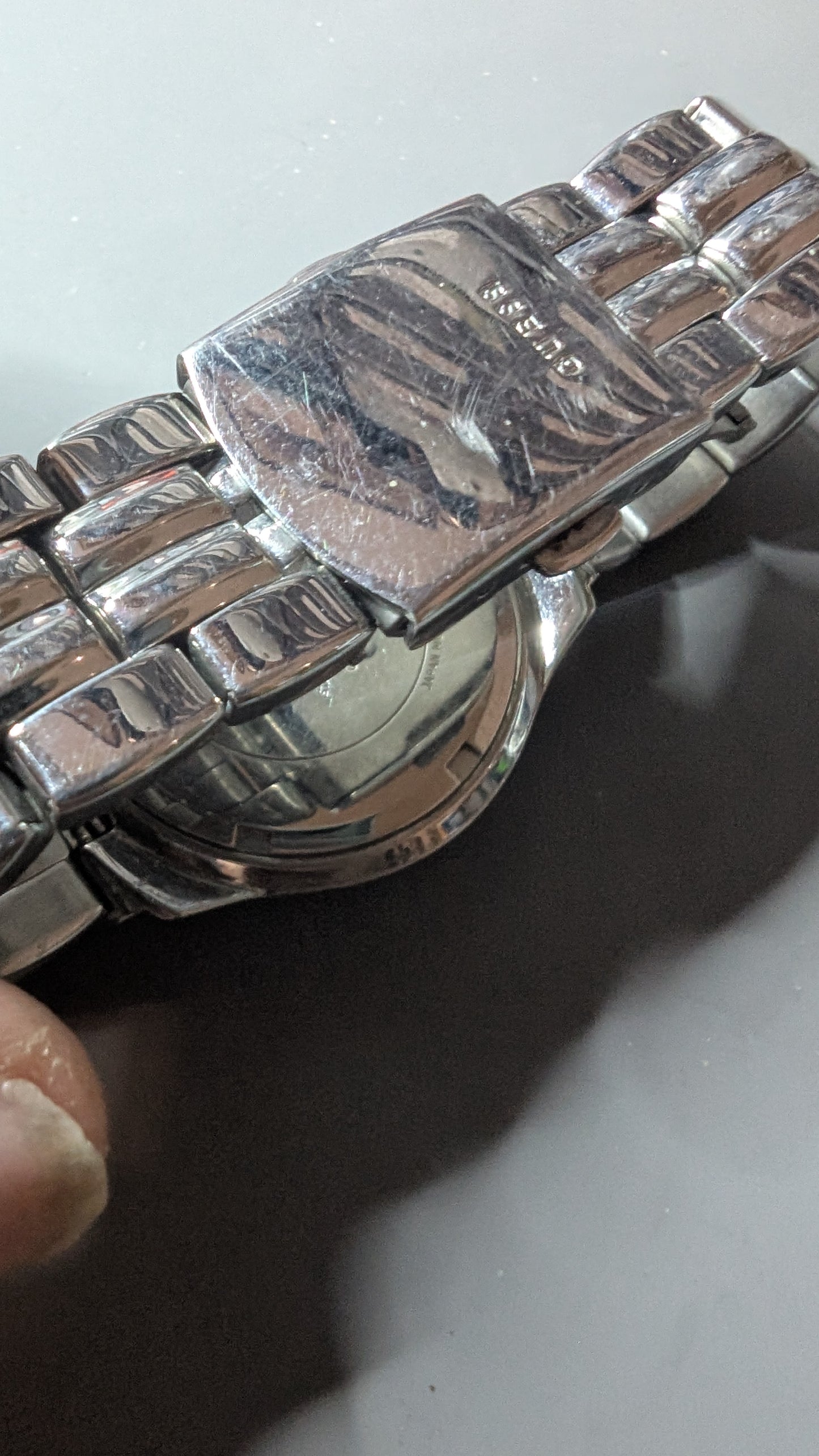 Guess men's sports watch with crystals on the bezel. This is a nice clean watch that keeps good time and has a new battery.